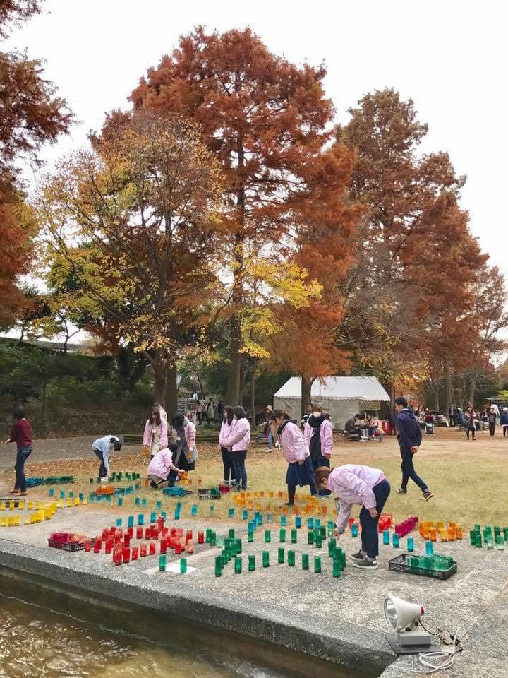 ペットボトルキャンドルを並べる準備風景